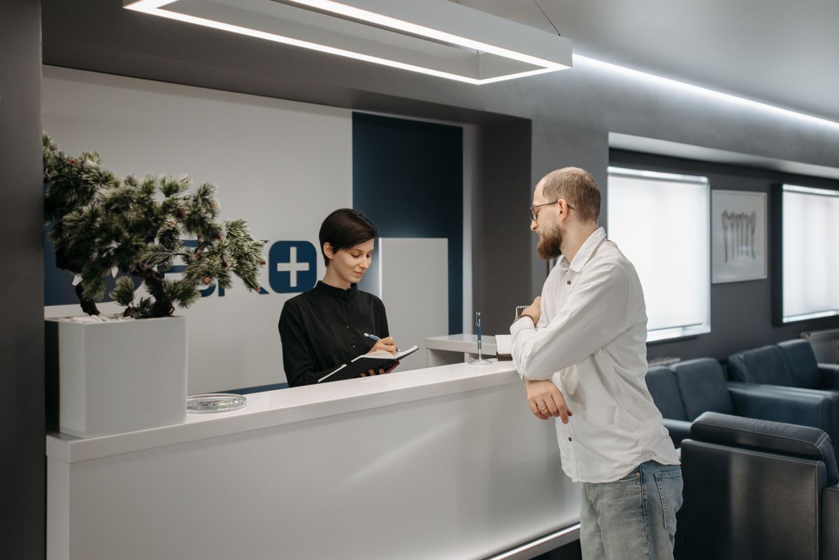 Concierge security officer greeting a visitor at the front desk of an Orlando residential lobby